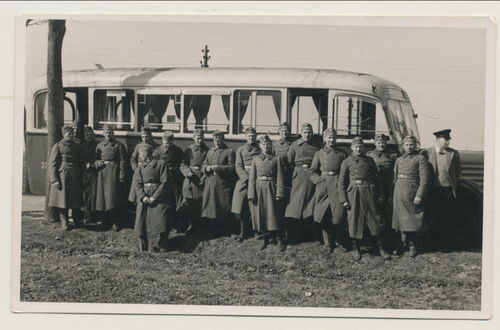 Deutsche Wehrmacht Soldaten vor Fahrzeug Bus Omnibus Original Foto WK2