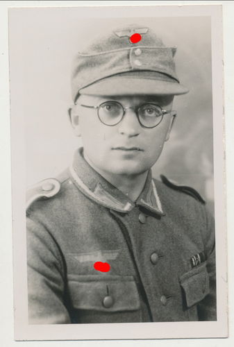 Deutsche Wehrmacht Soldat mit Einheits Feldmütze späte Uniform Feldspange Original Portrait Foto