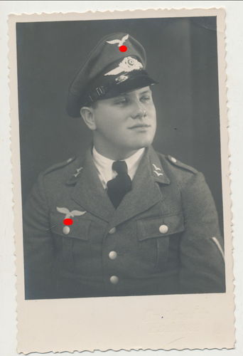 Luftwaffe Soldat mit Schirmmütze Original Portrait Foto WK2
