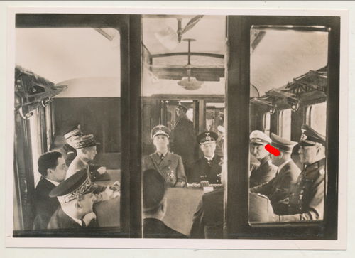 Adolf Hitler in Compiegne im Verhandlungswagen Frankreich - Original Hoffmann Postkarte 1940