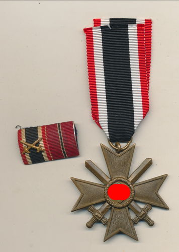 KVK Kriegsverdienstkreuz 2. Klasse mit Schwertern am Band mit Feldspange Ostmedaille & KVK