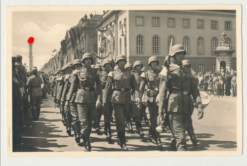 Die Wachtruppe am Brandenburger Tor Berlin - Original Postkarte WK2