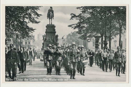 Die Wache zieht auf Berlin unter den Linden - Original Postkarte WK2
