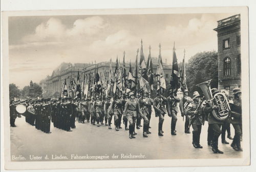 Fahnen Kompanie der Reichswehr Parade Marsch in Berlin - Original Postkarte 3. Reich
