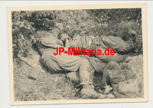 Schlachtfeld Foto Tod gefallene Soldaten nach Kampf - Original Foto WK2