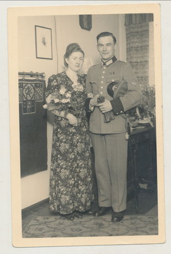 Wehrmacht Polizei Soldat mit Polizei Degen Säbel und Frau - Original Portrait Foto WK2