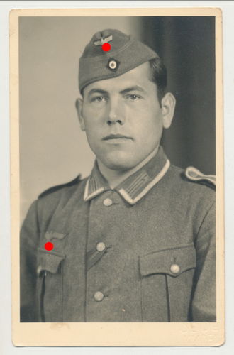 Wehrmacht Unteroffizier mit Mütze Schiffchen Band zur Ostmedaille - Original Portrait Foto WK2