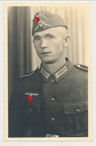 Wehrmacht Infanterie Soldat mit Mütze Schiffchen - Original Portrait Foto WK2