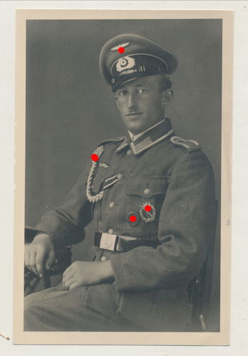 Wehrmacht Unteroffizier Infanterie Sturmabzeichen Verwundetenabzeichen Schützenschnur Portrait Foto