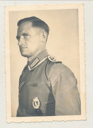 Feldwebel mit Infanterie Sturmabzeichen Verwundetenabzeichen Ordensband Feldspange Original Foto WK2