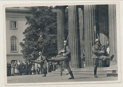Berlin Ablösung der Wachen vor dem Ehrenmal - Original Postkarte 3. Reich
