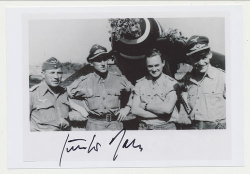 Günther Rall Ritterkreuz mit Kameraden Flugzeug Nachkriegs Foto mit Original Unterschrift Autogramm