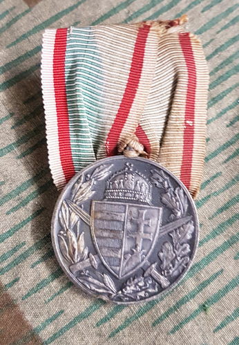 Erinnerungs Medaille Österreich / Ungarn 1914/18 am Band von Ordenspange