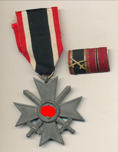 KVK Kriegsverdienstkreuz 2. Klasse mit Schwertern am Band und 2er Feldspange KVK Ostmedaille