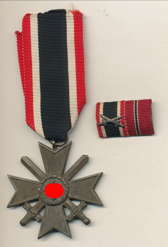 KVK Kriegsverdienstkreuz 2. Klasse mit Schwertern am Band und 2er Feldspange KVK Ostmedaille