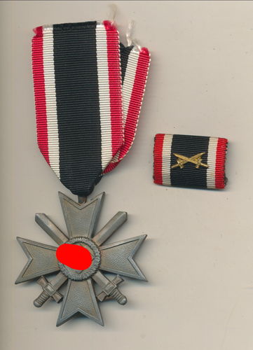 KVK Kriegsverdienstkreuz 2. Klasse mit Schwertern am Band und Feldspange KVK