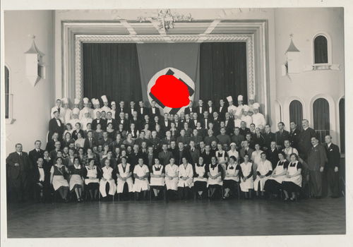 Versammlung Gruppen Foto Personal mit HK Fahne - grosses Original Foto 3. Reich
