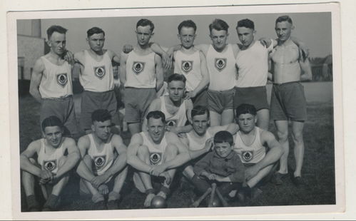 Reichsarbeitsdienst Soldaten im Sporthemd mit RAD Aufnäher - Original Foto WK2