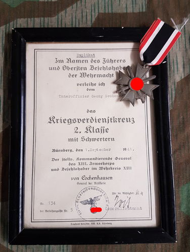 Gerahmte Urkunde und  KVK Kriegsverdienstkreuz Uffz Neubauer mit Original Unterschrift General 1941