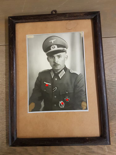 Grosses gerahmtes Bild Portrait Foto Wehrmacht Offizier Inf Sturmabzeichen EK1 Eisernes Kreuz