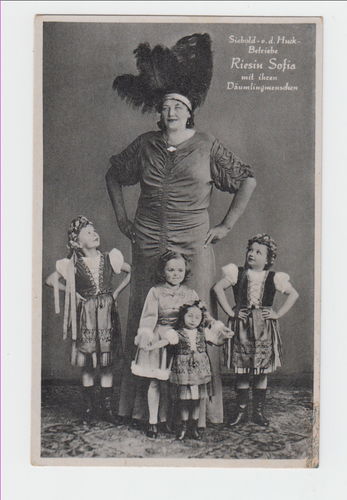 Riesin Sofia mit den Däumlingsmenschen - Original Postkarte um 1920/30