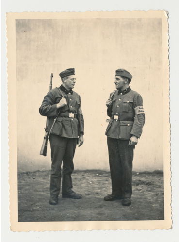 Wehrmacht Soldaten mit Armbinde " Deutsche Wehrmacht " Original Foto