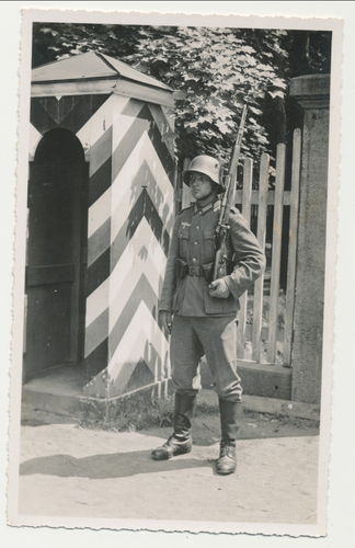 Deutsche Wehrmacht Wachposten Wachbude Reichswehr Stahlhelm WK1 Original Foto Postkarte