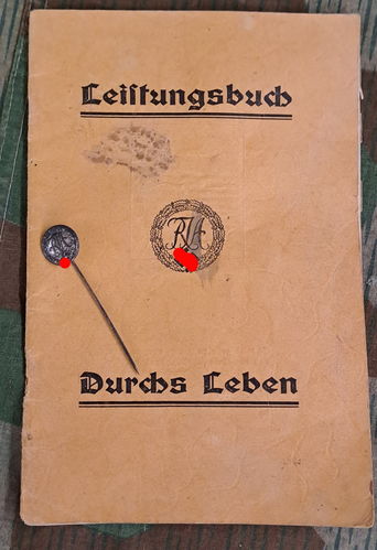 RJA Reichsjugend Abzeichen Leistungsbuch unvollständig & Abzeichen 1940 Sport Rosenberg Opf.