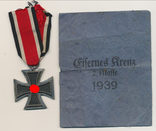 EK2 Eisernes Kreuz 1939 2. Klasse mit Hersteller Punze " 24 " in Verleihungstüte Hanau