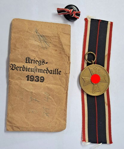 Kriegsverdienstmedaille 1939 in Verleihungstüte Assmann & Söhne mit Band und Knopflochspange
