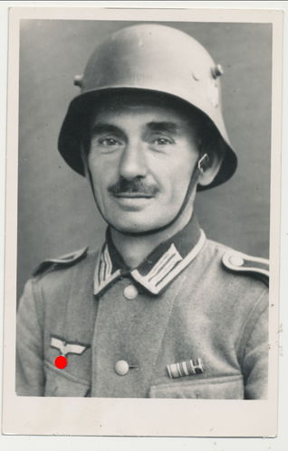 Wehrmacht Soldat Unteroffizier mit WK1 Stahlhelm Feldspange Original Portrait Foto WK2