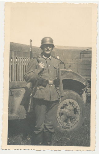 Wehrmacht Soldat Stahlhelm K98 vor Fahrzeug Original Foto WK2