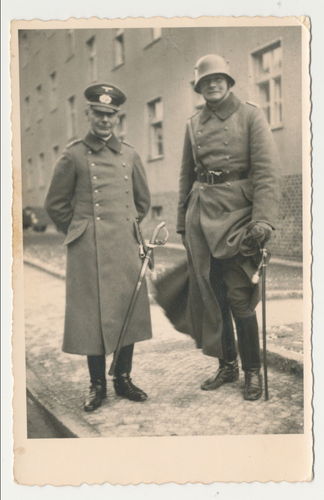 Wehrmacht Offiziere mit Stahlhelm WK1 Säbel Degen Original Foto WK2