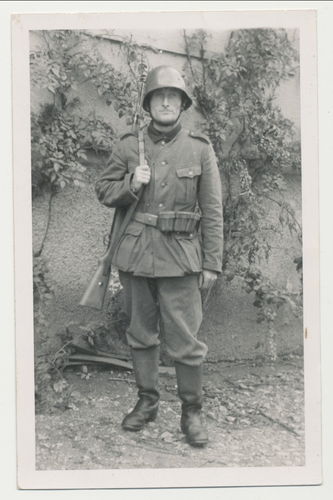 Wehrmacht Soldat mit Stahlhelm WK1 Ausrüstung Original Foto WK2