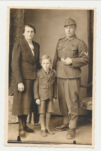 Wehrmacht Gebirgsjäger mit Bergmütze Bergschuhe Original Portrait Familien Foto WK2