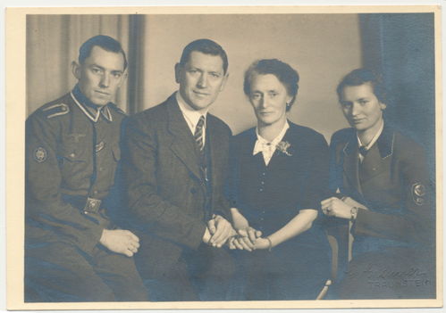 Wehrmacht Gebirgsjäger Unteroffizier Edelweiss mit Familie weiblicher RAD Original Portrait Foto WK2