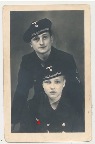 Kriegsmarine Kameraden mit Mütze Tellermütze Mützenband Original Portrait Foto WK2