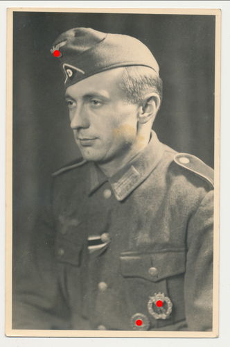Wehrmacht Soldat mit Infanterie Sturmabzeichen Verwundetenabzeichen Original Portrait Foto WK2