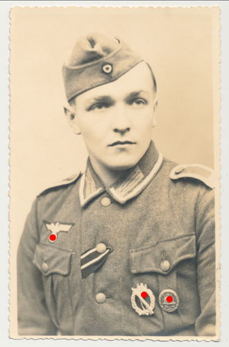 Wehrmacht Soldat mit Infanterie Sturmabzeichen Verwundetenabzeichen Original Portrait Foto WK2