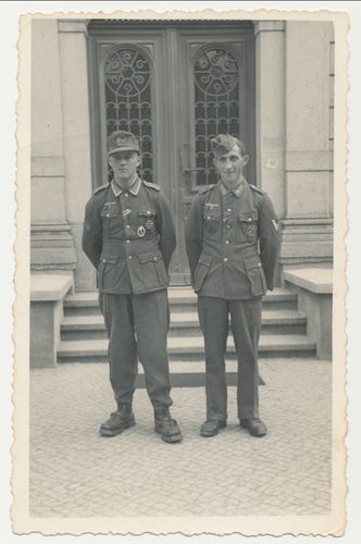 Deutsche Wehrmacht Jäger mit Armabzeichen & Soldat mit Heeres Flakabzeichen Original Foto WK2