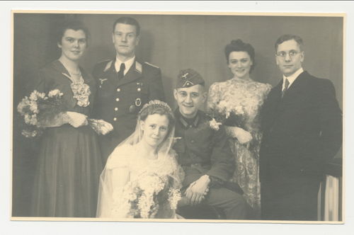 Hochzeits Gesellschaft mit Flieger Offizier Flugzeugführerabzeichen Original Foto WK2