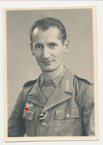 Portrait Foto Wehrmacht Soldat mit Sommerbluse und Ordensband WK2