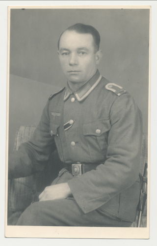 Unteroffizier Wehrmacht mit KVK Ordensband und Bajonett k98 WK2 Portrait Foto