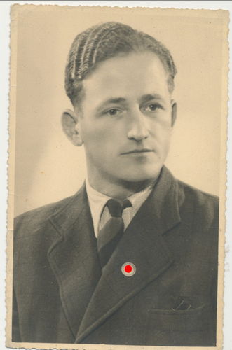 Portrait Foto in Zivil mit Parteiabzeichen der NSDAP WK2