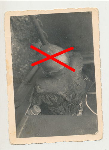Schlachtfeld Original Foto gefallener Soldat verbrannt in Fahrzeug WK2