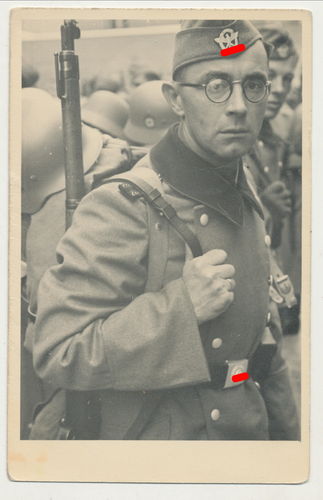 Wehrmacht Polizei Soldat mit Schiffchen Mütze Gewehr Ausrüstung Original Portrait Foto WK2