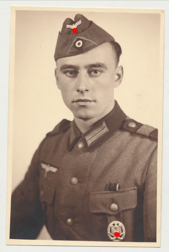 Wehrmacht Soldat mit Orden allgemeines Sturmabzeichen Original Portrait Foto WK2