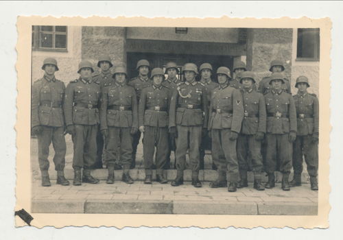 Deutsche Wehrmacht Gruppen Aufnahme mit Stahlhelm Original Foto WK2