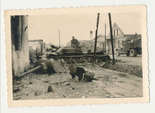 Schlachtfeld Foto zerstörte Panzer mit Wehrmacht Original Foto WK2