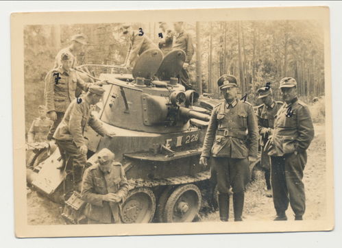 Deutsche Wehrmacht bei zerstörten feindlichen Panzer bei Orscha Belarus - Original Foto WK2